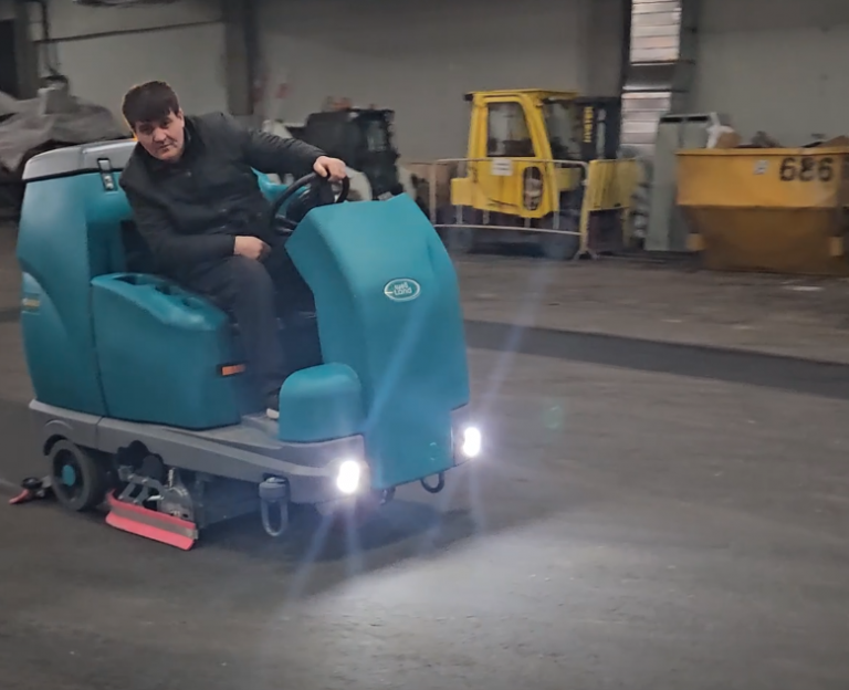Поставка поломоечной машины Wellland FD300 для паркинга ТЦ «Вегас»