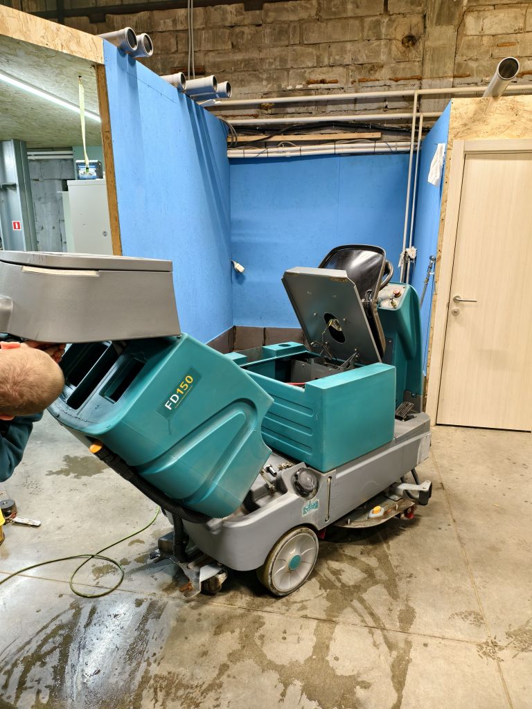 Аренда двух Wellland FD150 для уборки парковки
